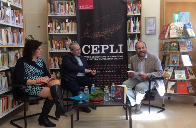 Cristina Cañamares, Sergio Andricaín y Ángel Luis Luján presentan el libro "La aventura de la palabra" en la biblioteca del CEPLI, Cuenca, España.