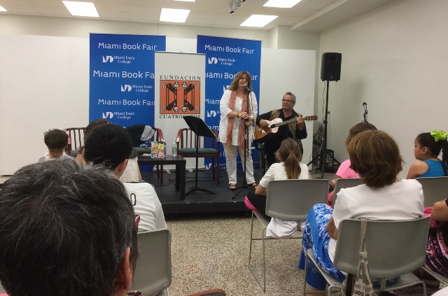 Marisela Verena canta en la presentación de "Mi nueva familia", libro de Iliana Prieto.